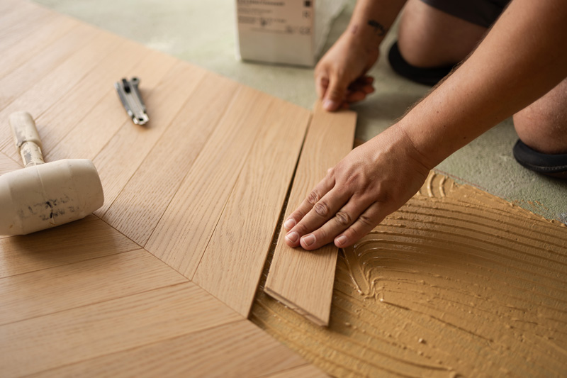 Eiche-Chevron in luxuriösen Suiten