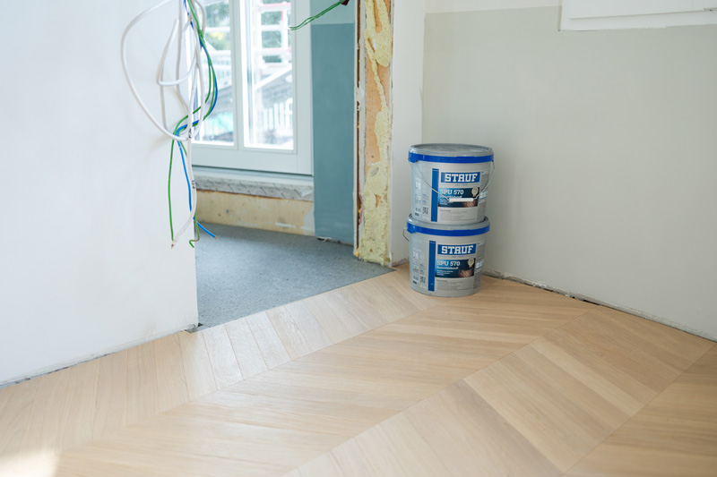 Eiche-Chevron in luxuriösen Suiten