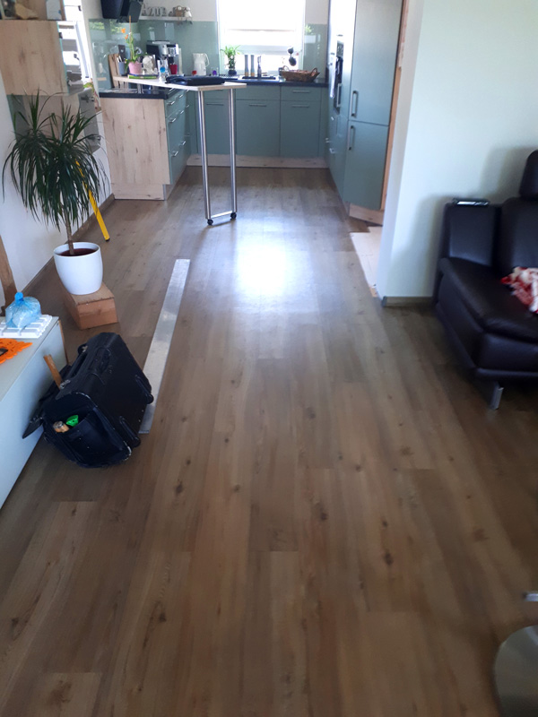 Im Bodenbelag zeigten sich kleine, parallel und gerade verlaufende Absenkungen, die sich beim Begehen leicht bewegten.<br> Trockenestrich unter Vinylbelag bewegt sich: Nur geschraubt und kaum geklebt