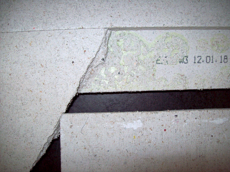 Gut zu erkennen ist, dass an der Ecke der Platte die Verleimung vollständig über die ganze Falzbreite vorhanden ist und deshalb der Bruch auch in der Platte stattfand. Trockenestrich unter Vinylbelag bewegt sich: Nur geschraubt und kaum geklebt