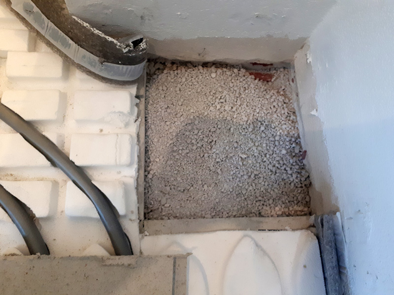 Die geöffnete Fußkonstruktion zeigte einen Aufbau mit 30 mm Ausgleichsschüttung, 20 mm Fertigteilestrich, 25 mm Wärmedämmplatte inklusive Heizungsrohren und 20 mm Fertigteilestrich.<br> Trockenestrich unter Vinylbelag bewegt sich: Nur geschraubt und kaum geklebt