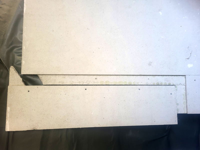 Die Falzverbindung der entnommenen Trockenestrichplatte ließ sich ohne großen Kraftaufwand auseinanderziehen.<br> Trockenestrich unter Vinylbelag bewegt sich: Nur geschraubt und kaum geklebt