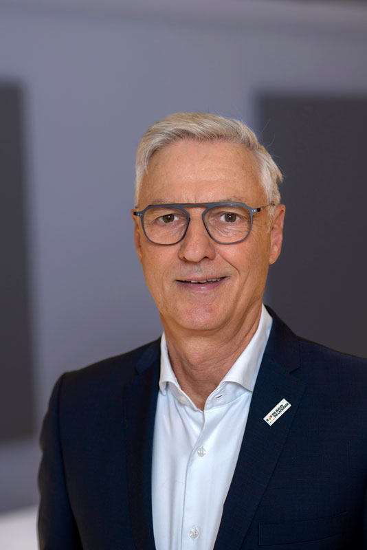 Maler tapezieren regelmäßig