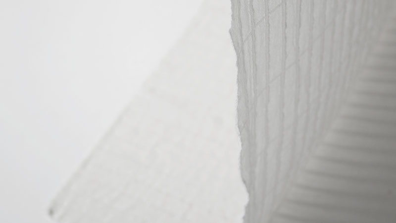Eszter Nagy, <br>Aalto University, Finnland<hr>Lumen-Kollektion<br><br>In ihrer Lumen-Kollektion stellt Eszter Nagy aus natürlichen Materialien gewebte Textilien vor, die als Membrane zwischen Licht und Raum navigieren. Entstanden sind ihre beiden Hauptstücke auf der Industriemaschine der Aalto Universität, die über eine Baumwollkette verfügt. Dichte und Dicke des Garns bewegten Nagy dazu, mehrschichtige Strukturen und Fil-Coupé zu testen, um die Lichtdurchlässigkeit zu erhöhen. Im Entwurfsprozess probierte sie von Hand gewebte Strukturen aus und behandelte diese auf unterschiedliche Weise: In "Lilla" verwebt sie eine zweilagige Struktur mit Leinenschüssen, die bei Lichteinfall ihre langen Schwebungen im Gewebe offenbaren. "Duo" entsteht als ein einziges Gewebe mit doppelter Bindung, das später mit der Fil-Coupé-Technik auseinandergeschnitten wird. Das Muster ist mit Wolle gewebt, die nach dem Waschen und Trocknen die Position der geschnittenen Schüsse fixiert. Die beiden Stoffe bilden gegenseitige Negativmuster, die übereinandergelegt als Vorhang einen spielerischen Effekt ergeben. <br><br>Eszter Nagy: "Mit meinem architektonischen Hintergrund war ich schon immer von natürlichem Licht fasziniert und davon, wie es verschiedene Raumatmosphären schafft. Der Ausgangspunkt der Lumen-Kollektion ist das Experimentieren mit transparenten Textilien, die als Membrane zwischen Licht und Raum navigieren. Außerdem soll Lumen nur aus natürlichen Materialien gewebt werden, um die nachhaltigen Möglichkeiten von transparenten Stoffen aufzuzeigen. Mit jedem Stück wird die Grenze zwischen drinnen und draußen entweder stärker definiert oder aufgehoben." Heimtextil fördert kreative Nachwuchstalente
