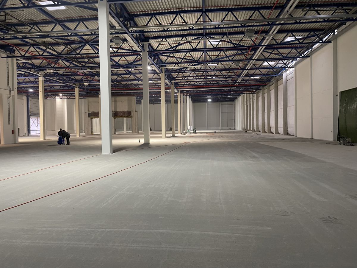 Einbau eines selbstnivellierenden Industriebodens 