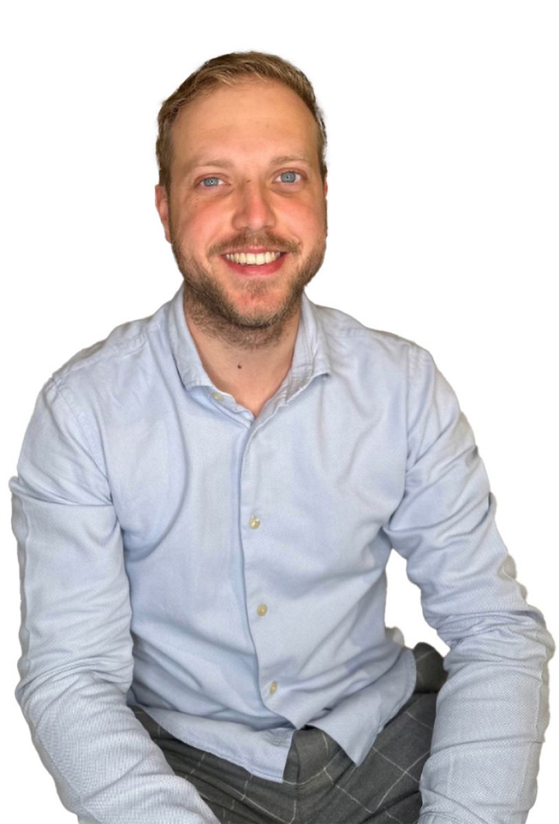 "Chrom feiert ein starkes Comeback"<br>Jan-Gerrit Viehl, Aspect Interior Design<br><br>"Abgesehen von der Heimtextil war ich kürzlich auf der Maison & Objet in Paris, die einen guten Überblick über kommende Trends in der Einrichtungsbranche bietet. Besonders aufgefallen ist mir, dass Chrom als Material ein starkes Comeback feiert – ob als Akzent bei Möbeln, in Leuchten oder in dekorativen Elementen. Gleichzeitig stehen auffällige, bunte und grelle Farben wieder verstärkt im Fokus, die für mutige und ausdrucksstarke Innenräume sorgen. Neben diesen Trends zeichnet sich auch ein wachsendes Interesse an nachhaltigen und recycelbaren Materialien ab. Natürliche Texturen wie Holz, Leinen und Stein bleiben weiterhin beliebt, werden jedoch häufig mit modernen Elementen kombiniert, um einen Kontrast zwischen Natürlichkeit und Technologie zu schaffen.<br><br>Was 2025 weniger Erfolg haben könnte, sind vermutlich eintönige, rein minimalistische Looks wie wir sie zuletzt hatten. Die Menschen scheinen sich zunehmend nach Individualität und persönlichem Ausdruck in ihren Räumen zu sehnen." Was ist 2025 angesagt in der Raumgestaltung?