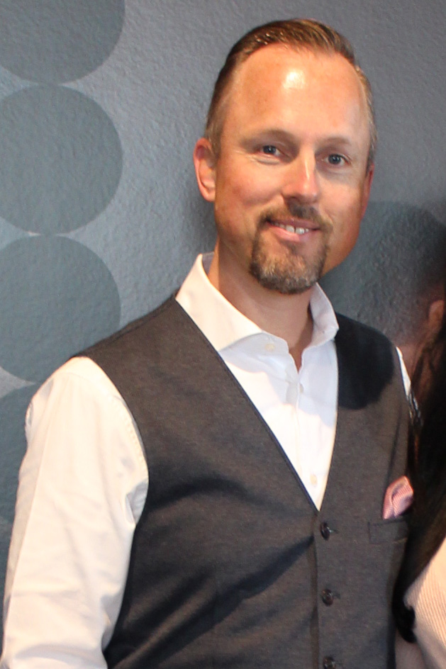 "Die Kunden suchen Verlässlichkeit und Ehrlichkeit"<br>Dieter Schühle, Schühle<br><br>"Die Kunden suchen wieder mehr Verlässlichkeit und Ehrlichkeit. Auch die Sinnfrage – also was nützt mir eine schöne Einrichtung – muss mit mehr als nur Worthülsen beantwortet werden. Die Individualität, zugeschnitten auf die Kunden, steht hier im Fokus. Das ist die Chance für unsere Branche. Weg vom Massenprodukt, was ich bei jedem sehe, hin zu Lösungen die das Lebensgefühl des einzelnen widerspiegeln. Nach dem Motto ,mein Raumausstatter gestaltet meine eigene Welt, in der ich privat oder bei der Arbeit leben möchte’. Haptik kann hier ein entscheidendes Auswahlkriterium sein. Das Handwerk kann hier einen wertvollen Beitrag leisten, um nützliches und kreatives zu vereinen – ehrlich und sinnvoll." Was ist 2025 angesagt in der Raumgestaltung?