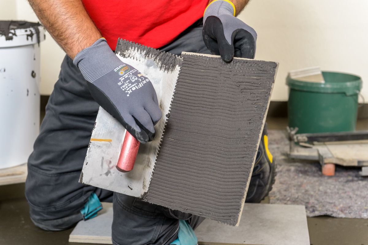 Wie gelingt eine hohlraumarme Bettung von großformatigen Fliesen?