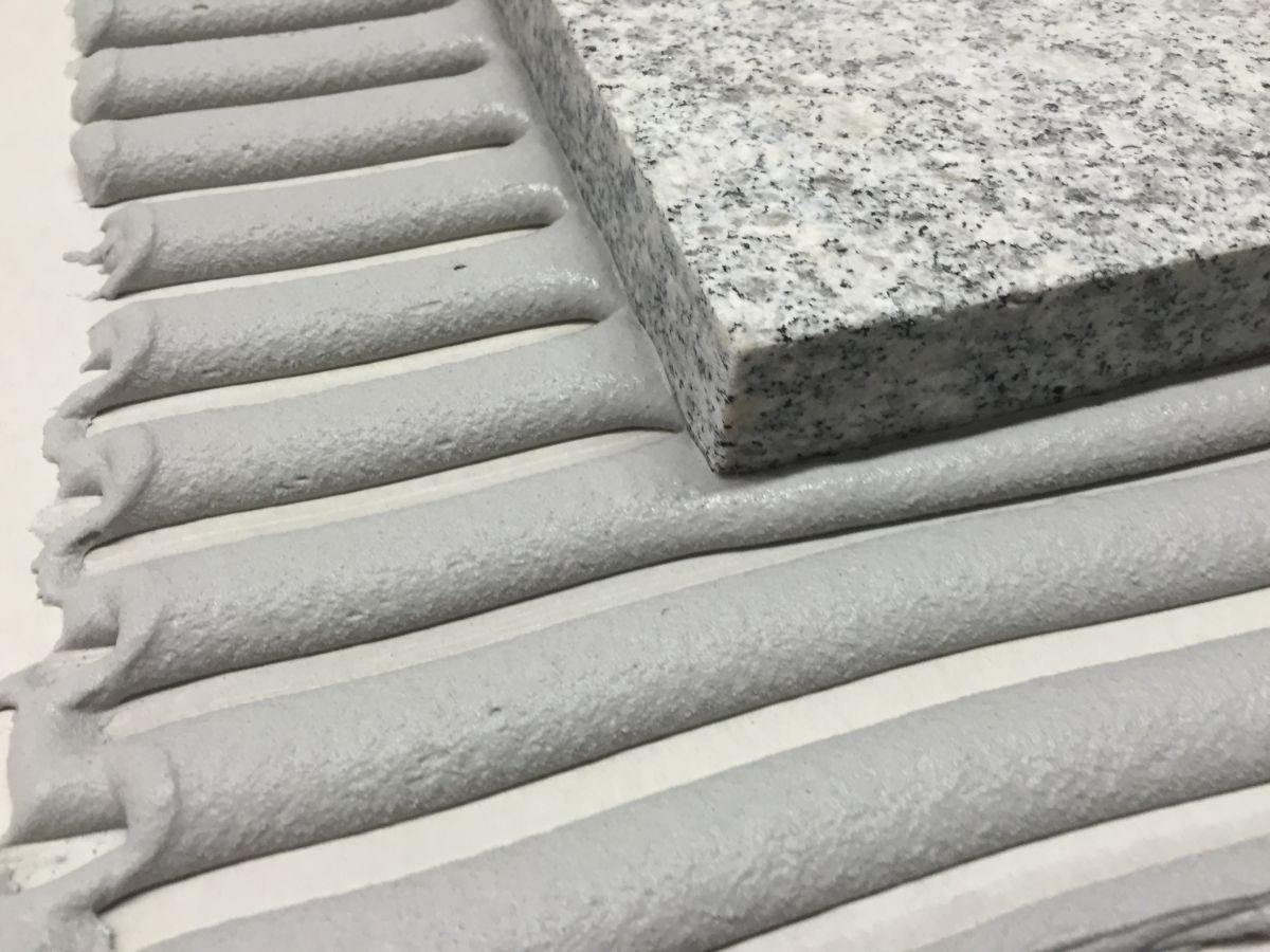 Wie gelingt eine hohlraumarme Bettung von großformatigen Fliesen?