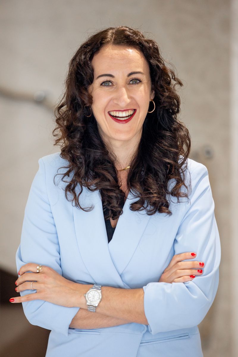 "Kombination aus technischer Weiterbildung und Soft Skills"<br>Romina Haller, Haller Raumgestaltung<br><br>"Weiterbildung spielt in unserem Unternehmen eine zentrale Rolle. Wir sind überzeugt, dass kontinuierliches Lernen nicht nur die Qualität unserer Arbeit sichert, sondern auch unsere Mitarbeiterinnen und Mitarbeiter motiviert und langfristig an das Unternehmen bindet. Wir setzen dabei auf eine Mischung aus fachlichen Schulungen und der Entwicklung von Soft Skills. Technische Weiterbildungen – beispielsweise zu neuen Materialien, Verlegetechniken oder aktuellen Normen – sind essenziell, um unseren Kunden stets die bestmögliche Beratung und Umsetzung zu bieten. Gleichzeitig legen wir Wert auf Kompetenzen wie Kommunikation und Persönlichkeitsschulungen.<br><br>Für dieses Jahr haben wir bereits einige Weiterbildungen geplant, unter anderem zu neuen Trends im Bereich gesundem Schlafen, um unseren Kunden die optimale Liegeberatung zu liefern." Leserumfrage: "Weiterbildung spielt eine zentrale Rolle"