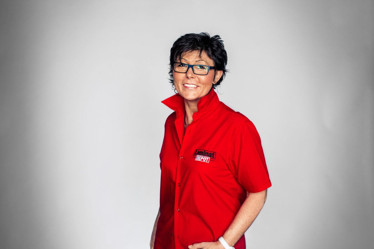 "Aushilfen, die zu Filial- und Abteilungsleitern reifen"<br>Brigitte Schaffart, Peter & Schaffart/Laminat Depot<br><br>"Von Anfang an haben wir höchsten Wert darauf gelegt, dass sich unsere Mitarbeiter Wissen aneignen und Kompetenzen erweitern können – über alle Abteilungen und Positionen hinweg, vom Bodenberater bis zum E-Commerce Manager, vom Auszubildenden bis zu zur Führungskraft. Wir glauben einfach an unsere Leute, deren Entwicklungspotential und den Mehrwert, den wir dadurch auch für unsere Kunden schaffen. Daher haben wir in unserer Velberter Unternehmenszentrale auch ein Schulungscenter eingerichtet, in dem regelmäßig Weiterbildungen über das ganze Jahr stattfinden, größtenteils geführt durch interne Schulungsleiter, aber auch durch externe Referenten aus der Industrie und Personal Coaches. Neben fundiertem Produktwissen sollen so auch wertvolle Soft Skills wie Zeitmanagement vermittelt werden. Da wir weiter wachsen und immer neue Mitarbeiter dazustoßen, planen wir in Zukunft auch, unsere Schulungen per E-Learning anzubieten und auszubauen. Für uns eine logistische Entlastung, für unsere Mitarbeiter mehr Flexibilität. <br><br>Wir sind übrigens stolz darauf, dass wir mit unseren Maßnahmen schon so einige besondere Erfolgsstorys in 15 Jahren hervorgebracht haben. Denn wenn Aushilfen zu Filial- und Abteilungsleitern reifen, dann scheint das der richtige Weg zu sein." Leserumfrage: "Weiterbildung spielt eine zentrale Rolle"