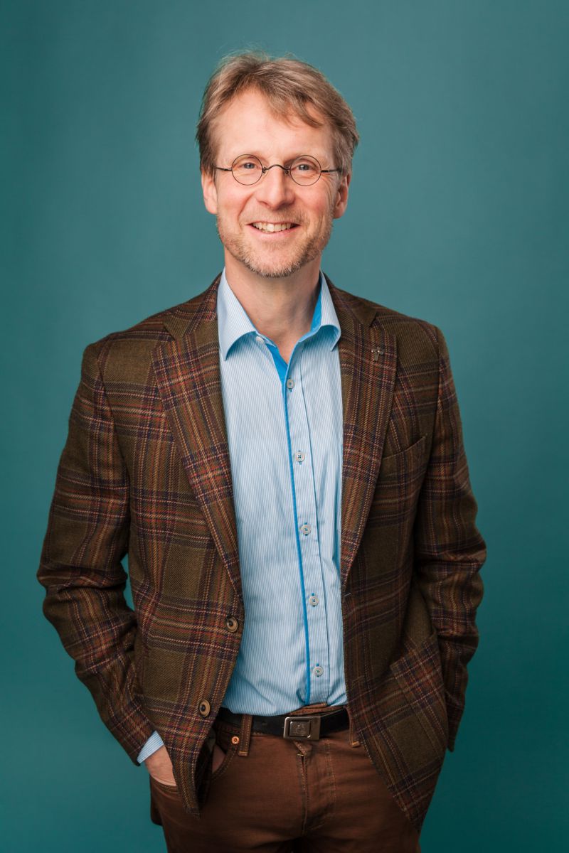 "Weiterbildung ist (auch) Chefsache"<br>Holger Schmidt, Schmidt – Ihr Ausstatter<br><br>"Weiterbildung ist (auch) Chefsache! Diesem Leitgedanken folge ich als Geschäftsinhaber. Der Beitritt zu einem Unternehmerclub und der daraus entstehende regelmäßige Austausch mit anderen Arbeitgebern liefern wertvolle Impulse und eröffnen Weiterbildungspotenziale – nicht in fachlicher Hinsicht, sondern insbesondere in den Bereichen Digitalisierung, Mitarbeiterführung und Potenzialwahrnehmung.<br><br>Ein zentraler Aspekt unserer Unternehmenskultur ist die Wertschätzung unserer Mitarbeiter, die wir durch ihre aktive Einbeziehung in die Weiterentwicklung des Unternehmens zum Ausdruck bringen. So fördern wir individuelle Stärken und unterstützen bei operativen und strategischen Herausforderungen des Einzelnen durch gezielte Weiterbildungsmaßnahmen und honorieren das Erreichen vereinbarter Ziele mit Prämien. Dadurch werden unsere Mitarbeiter zu Mitdenkern und Mitverdienern. Unsere Weiterbildungsstrategie ist vielfältig, um den Bedürfnissen der unterschiedlichen Berufsgruppen gerecht zu werden – vom Raumausstatter bis zum E-Commerce-Manager. Wir setzen auf ein breites Spektrum an Fortbildungsmöglichkeiten, u.a. dem Beitritt zu Online-Communities für den Erfahrungsaustausch, Einladung von Handelsvertretern für Produkt- und Verkaufsschulungen, hauseigene Schulungen sowie die Teilnahme an Ausstellungen und Messen. Neben dem weitgehend selbstständigen Lernen führen wir in regelmäßigen Intervallen – alle ein bis zwei Jahre – Teamfortbildungen durch, die sich vor allem auf die Personalentwicklung konzentrieren. Diese Schulungen verbessern durch eine gesteigerte Selbsterkenntnis jedes Einzelnen sowie aller Teams und Führungskräfte die Produktivität, Teamarbeit und das Führungsverhalten. <br><br>Auch die Auszubildenden profitieren von unserer Weiterbildungsphilosophie: Gemeinsam planen wir Besuche bei Herstellern, um die Produktionsprozesse unserer Produkte hautnah mitzuerleben. Die Präzision und die hohen Qualitätsvorgaben sind oft sehr eindrucksvoll und tragen dazu bei, ein tieferes Verständnis für das eigene Handwerk zu entwickeln." Leserumfrage: "Weiterbildung spielt eine zentrale Rolle"