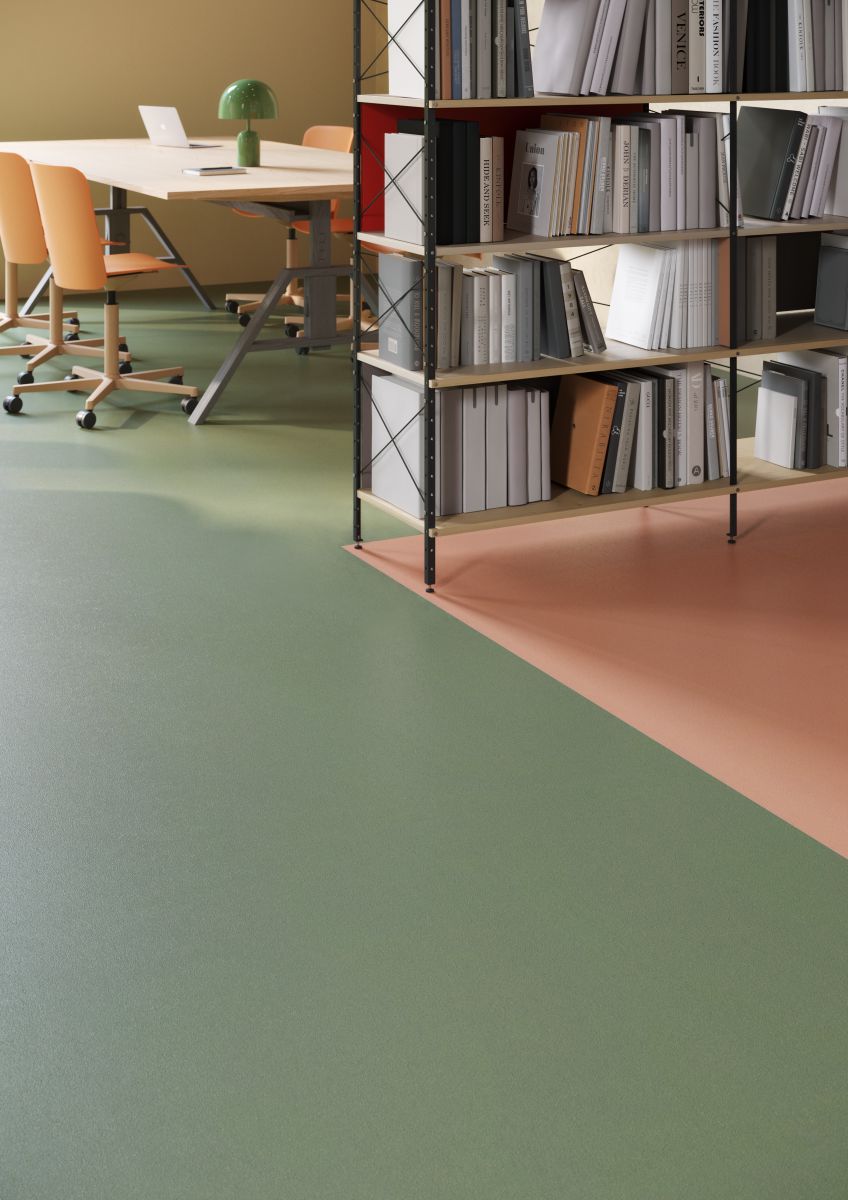 Die visuelle Tiefe und die natürliche Mattheit der Designs wurden auf moderne Bildungs- und Objektarchitektur abgestimmt. Lino Materiale Crocodile/Candy Klassiker mit Korkakzenten