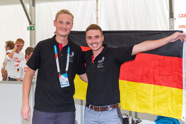 Fliesenleger Yannic Schlachter (rechts) errang bei der 7. Europameisterschaft der Berufe (Euroskills) die Goldmedaille im Fliesenlegen. Euroskills 2021: Fliesenleger Yannic Schlachter ist Europameister