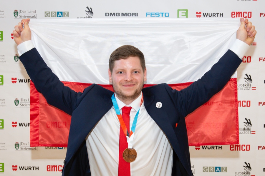 Dieses Mitglied der polnischen Berufe-Nationalmannschaft freut sich auf die Euroskills 2023. Russland-Sanktionen: Euroskills 2023 finden nun in Polen statt