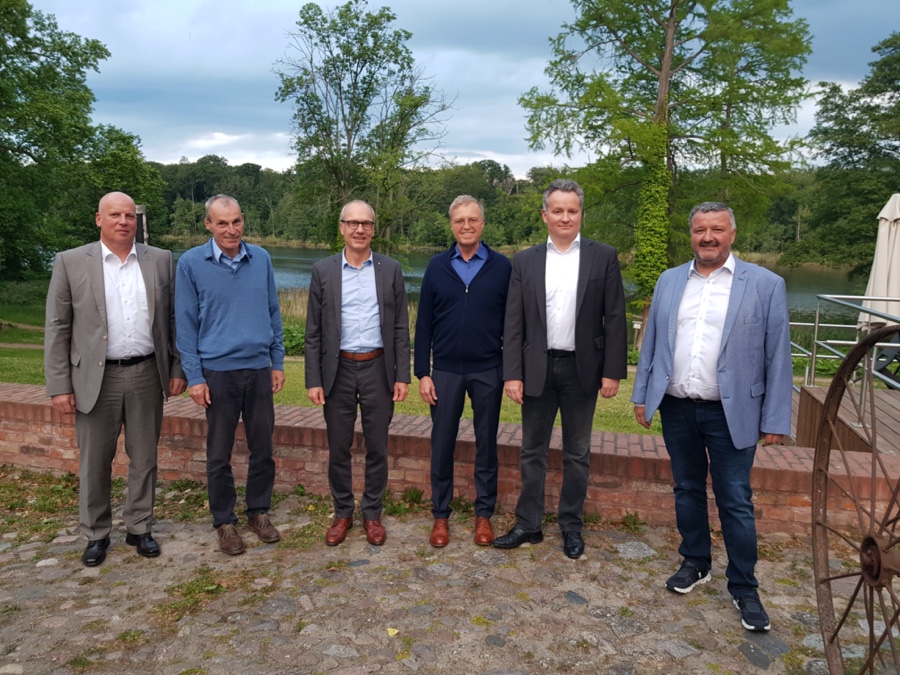 Der GEV-Vorstand bei der Feier zum 25-jährigen Bestehen. GEV feiert 25-jähriges Jubiläum