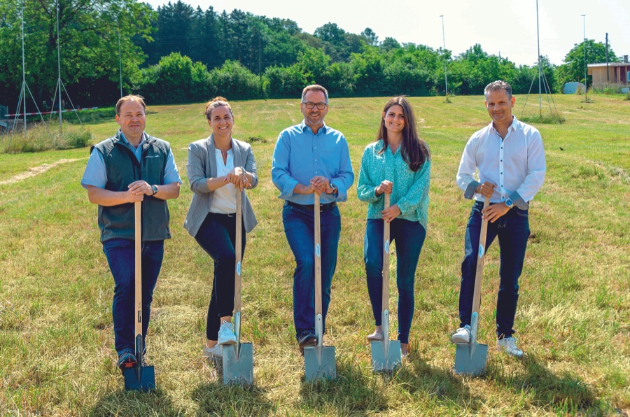 Stefan Truttmann (Profloor), Janine Heberle (Sharkgroup), Ingo Seemayer (Enia Flooring), Laura Mühlebach (Maretimo), Moritz Mühlebach (Sharkgroup)
Sharkgroup investiert 34 Mio. Schweizer Franken in Bodenkompetenzzentrum