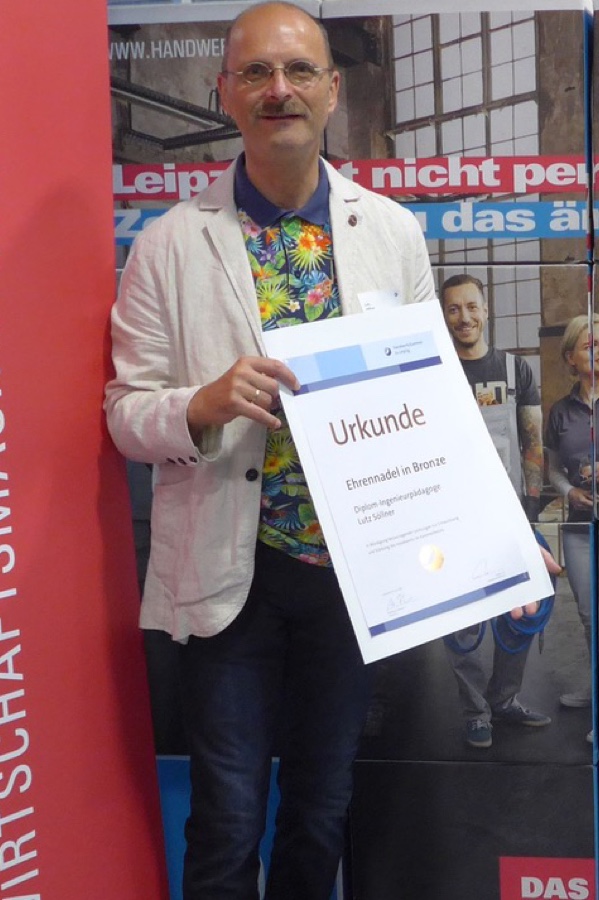 Lutz Söllner Lutz Söllner mit Ehrennadel der HWK Leipzig gewürdigt