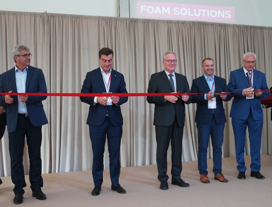 Inhaber Thomas Bußkamp (Mitte) bei der feierlichen Eröffnung. Euro Comfort Group startet eigene Schaumproduktion in Polen