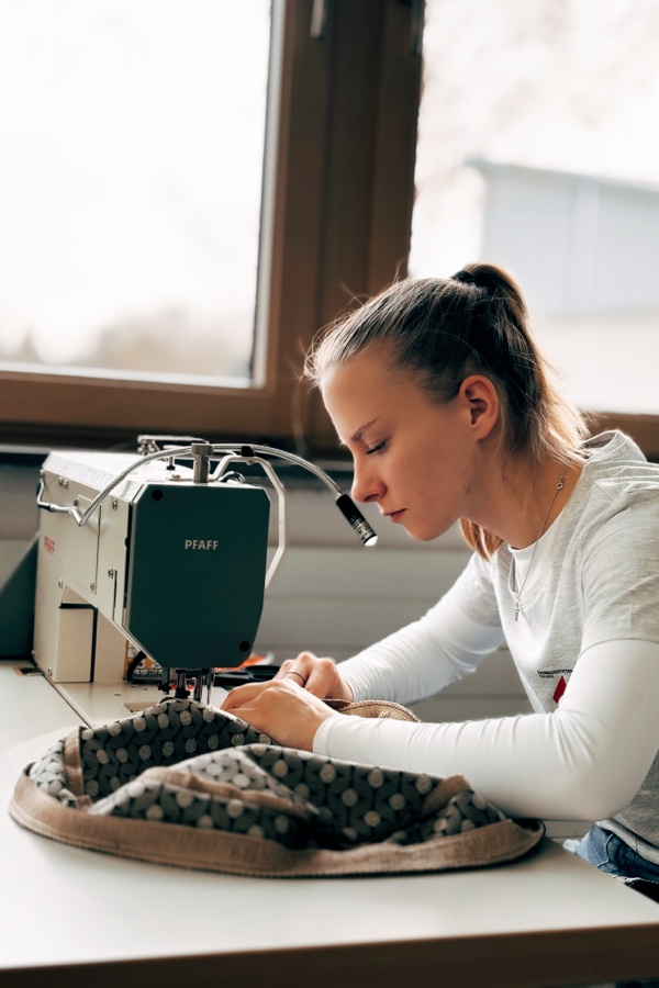 Bundessiegerin Nina Thiele ging bei Einrichten & Mehr Nester in Oberteuringen in die Lehre. ZVR: Nina Thiele ist Deutschlands beste Raumausstatterin 2025