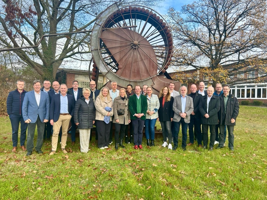 Rund 30 Teilnehmerinnen und Teilnehmer nahmen im November am Treffen des VDT bei der Marburger Tapetenfabrik in Kirchhain teil. Tapetenverband setzt erfolgreiche Initiativen 2026 fort