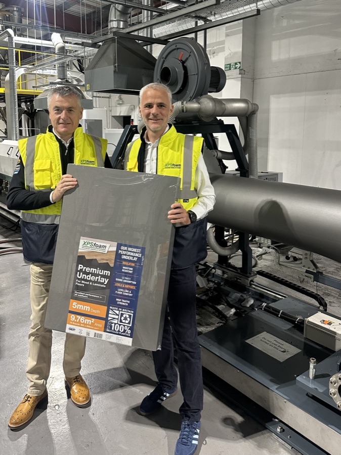 Sind sich einig: Paul Boyce, CEO QEP UK Group, und Marco Seitner, Geschäftsführer XP Foam. Verlegeunterlagenhersteller XP Foam beteiligt sich an QEP UK