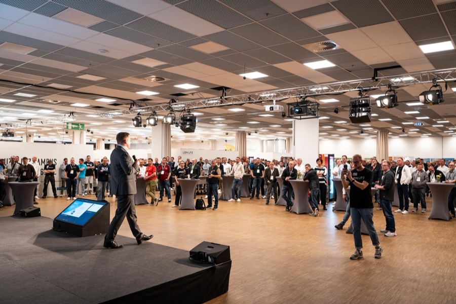 Vorstand Philip Utz (links auf der Bühne) eröffnete die Berliner Premiere des Uzin Utz Campus im MOA Hotel. Uzin Utz Campus: 210 Besucher bei Berliner Premiere