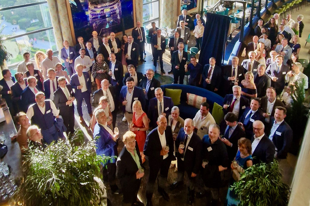 Mehr als 90 Mitglieder aus ganz Europa nahmen am 12. Juni in Madrid an der 70. Generalversammlung und dem 50. Parkettkongress des Verbands der Europäischen Parkettindustrie teil. 70 Jahre FEP: Gipfeltreffen der europäischen Parkettbranche in Madrid