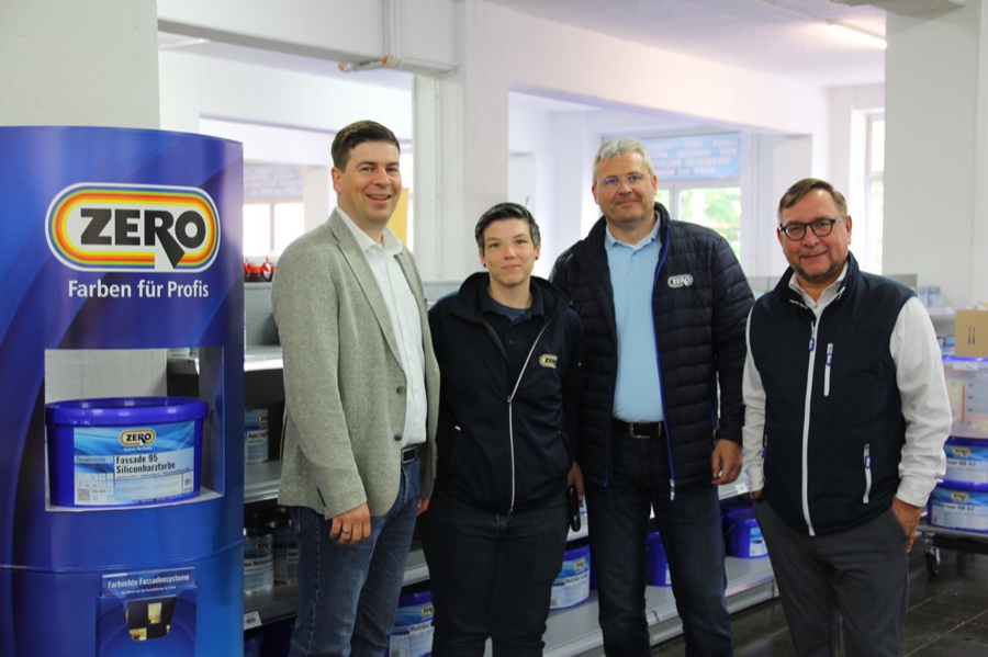 Engagiert und motiviert: Lars Fischerbock, Niederlassungsleiterin Kristin Wisén, Fach- und Vertriebsberater Heinrich Benzel und Andreas Gorichs, Gesamtleitung Profi-Malermarkt, (v.l.n.r.) möchten den Standort zu einer zentralen Anlaufstelle entwickeln. Zero-Lack: Elfter Profi-Malermarkt eröffnet