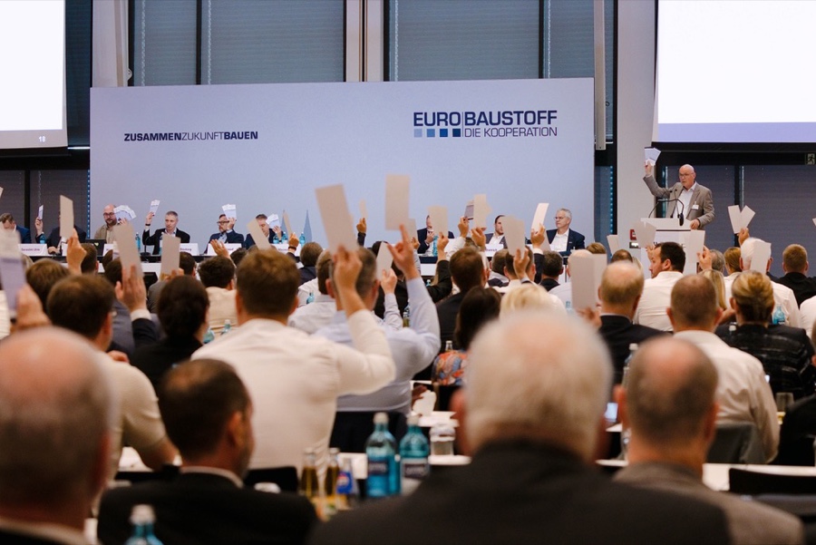 Die ordentliche Gesellschafterversammlung 2026 der Eurobaustoff stand im Spannungsfeld zwischen Risiken und Chancen für die Branche und die Gesellschafterhäuser. Eurobaustoff-GV: Positive Zahlen, neue Geschäftsfelder
