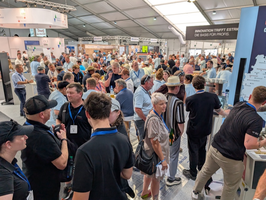 Der Messestand von Wego Systembaustoffe war wieder einmal zentraler Treffpunkt der Estrichbranche. Messe EPF 2026: Knapp 4.000 Besucher kamen nach Feuchtwangen